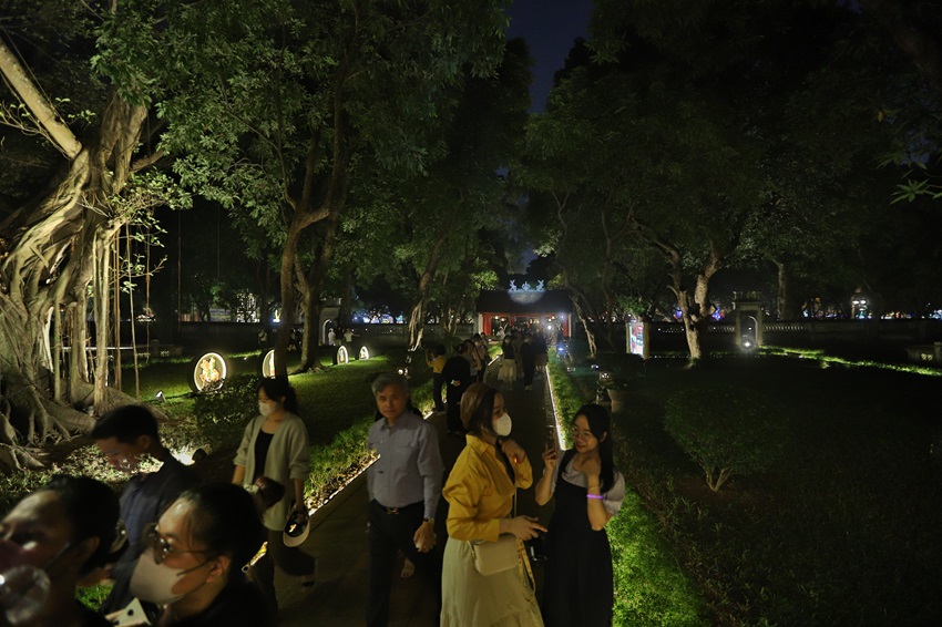 According to Tran Phuong Hoa, a tourist to the Relic Site, the night tour is truly a feast of light, sound and emotion, bringing unforgettable impressions to visitors. 